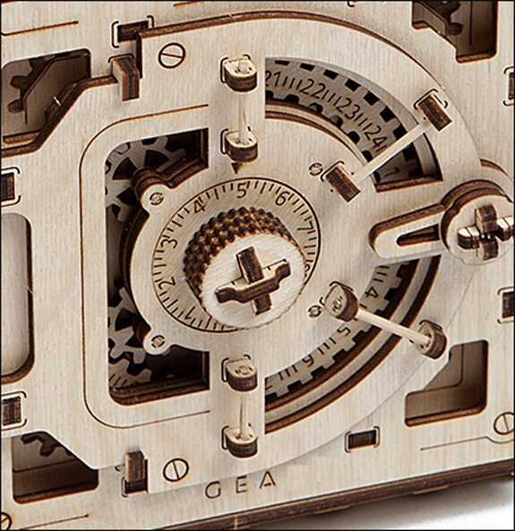 Nahaufnahme eines Holzuhruhrwerks mit Zahnrädern, Zeigern und Skalen.