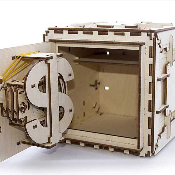 Holzmodell eines Geldkastens mit offenem Fach und sichtbaren mechanischen Teilen.