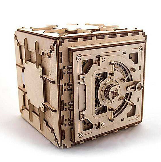 Holzmodell eines Safe mit drehbarem Zahlenschloss und Schlüsselloch, rechteckige Form, aus mehreren Holzstücken zusammengesetzt.