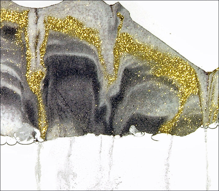 Schwarz-grauer Hintergrund mit goldenen Glitzerpartikeln und weißen Linien, die nach unten verlaufen.