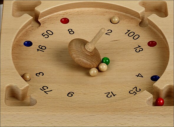 Holzspielzeug mit runden Kugeln, einer Skala von 0 bis 100, und einem Zeiger in der Mitte.