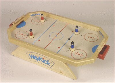 Hockeyspiel mit vier Spielfiguren auf einem Holzspielbrett, das wie eine Eishockeybahn gestaltet ist.