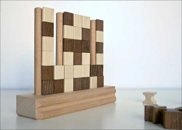 Holzblock-Puzzle mit vertikalen und horizontalen Teilen auf einer Holzbasis.