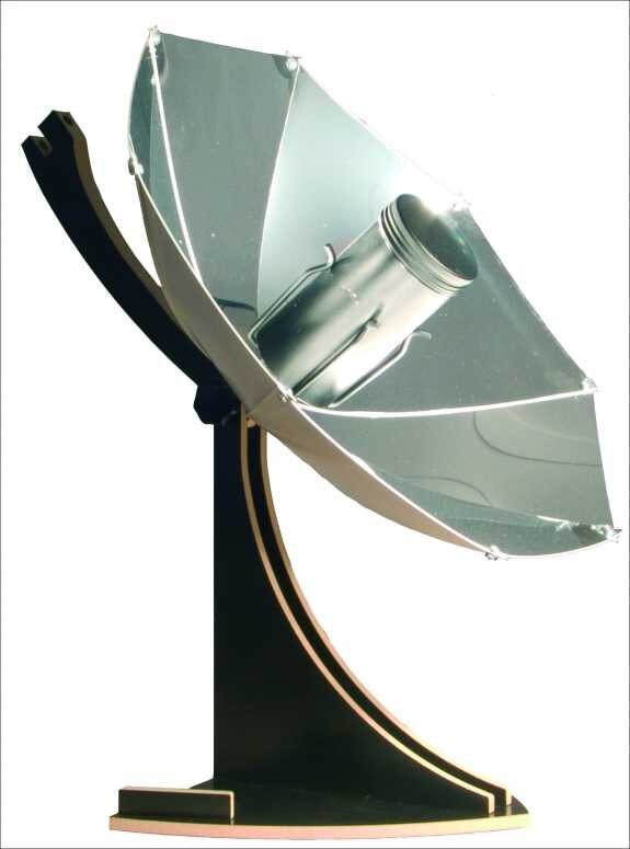 Sonnenkollektor mit Parabolspiegel und Wärmetauscher, montiert auf schwarzem Standfuß.