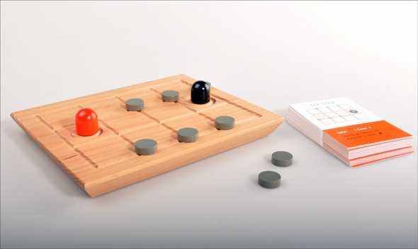 Holzspiel mit grauen und schwarzen Steinen, rote und schwarze Spielfigur, Spielanleitung oder Karte daneben.
