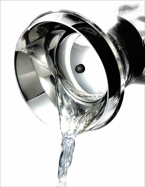 Wasser fließt aus einem auf dem Kopf stehenden, umgedrehten Metallbecher.