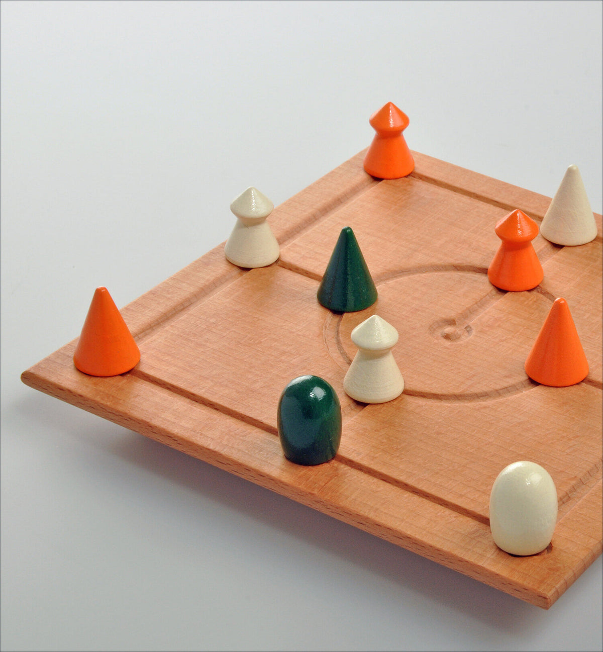 Holzbrett mit bunten, kegelförmigen Spielsteinen in Weiß, Orange, Grün und Schwarz.