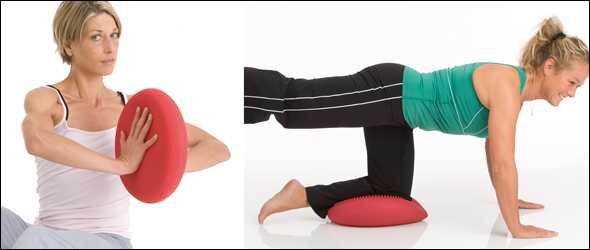 Frau macht eine Bauchübung auf Knien, mit einem roten Kissen unter den Knien, und hält ein rotes Pilates-Board.