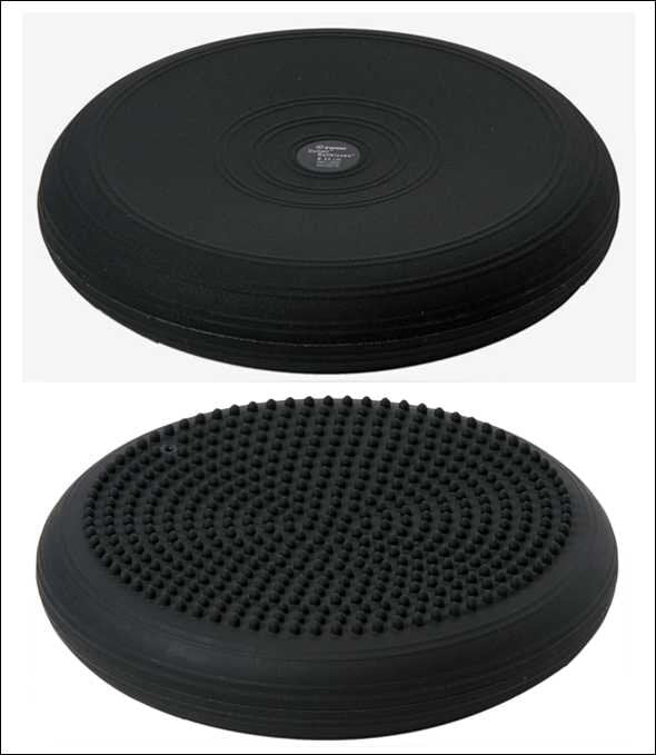 Zwei schwarze Anti-Rutsch-Matten, eine glatte und eine mit Noppen, auf weißem Hintergrund.