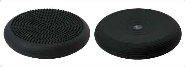 Zwei schwarze runde Lautsprecher, einer mit gelochtem Gitter, der andere glatt.
