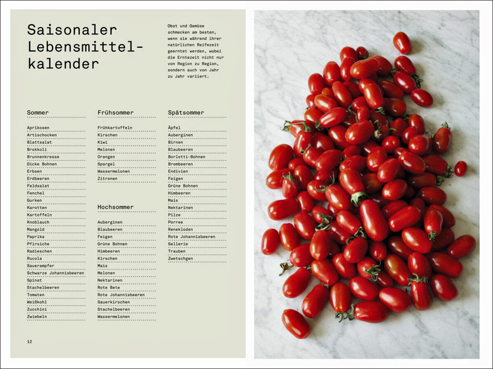 Auf der rechten Seite liegen viele rote Tomaten auf einer weißen Marmorfläche.