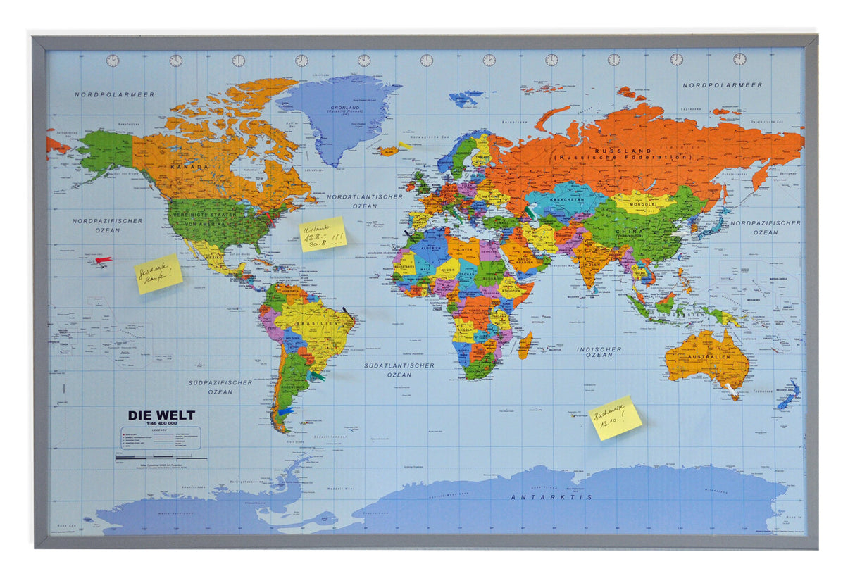 Weltkarte mit farbigen Ländern, einige Haftnotizen, Rahmen, deutsche Beschriftungen.