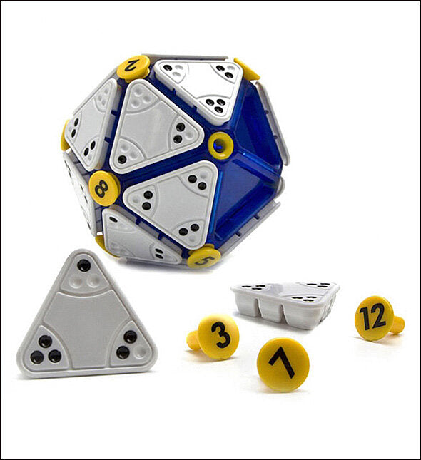 Ein geometrischer Würfel aus weißen und blauen Domino-Teilen, umgeben von gelben Kugeln mit schwarzen Zahlen.