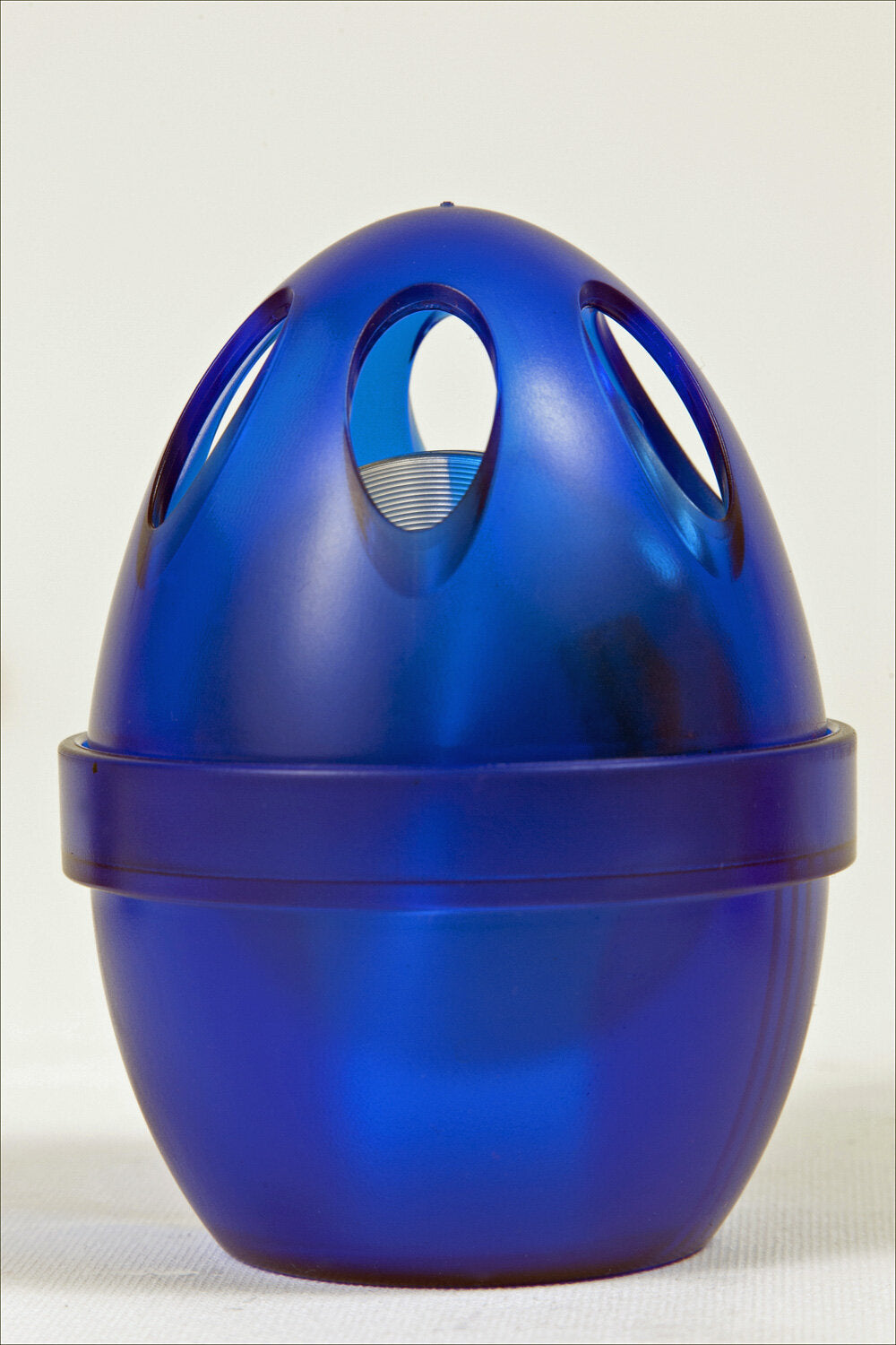 Blaue, eggförmige Staubsauger mit ovalen Luftöffnungen und Tragegriff, auf weißem Hintergrund.