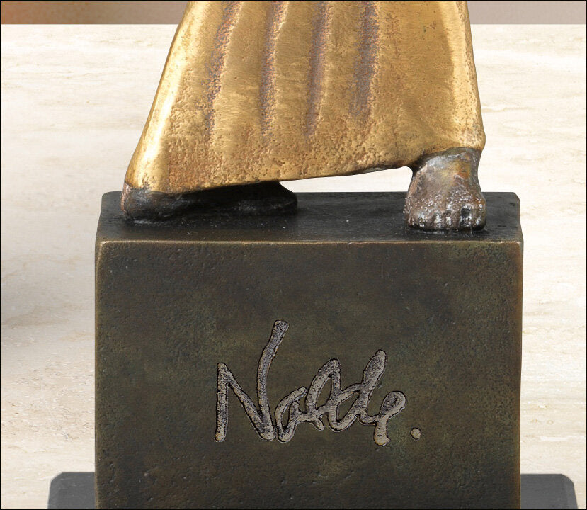 Skulptur eines Tieres mit goldener Kleidung auf einem schwarzen Sockel mit "Nordi" graviert.