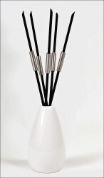 Fünf schwarze Stäbchen mit silbernen Griffen in einer weißen Vase.