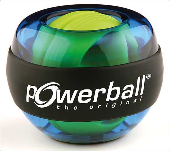 Bunte, runde Powerball mit schwarzem Band und Logo, innen grüne und blaue Bereiche.