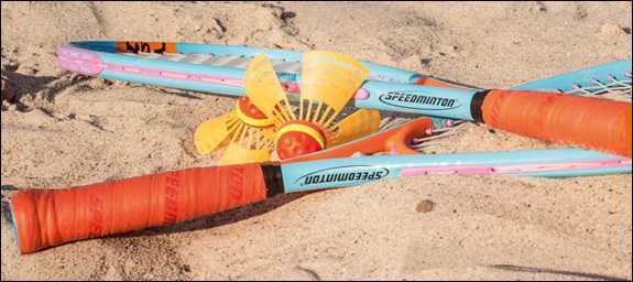 Zwei Surfboards und ein Schwimmflossenpaar liegen im Sand.
