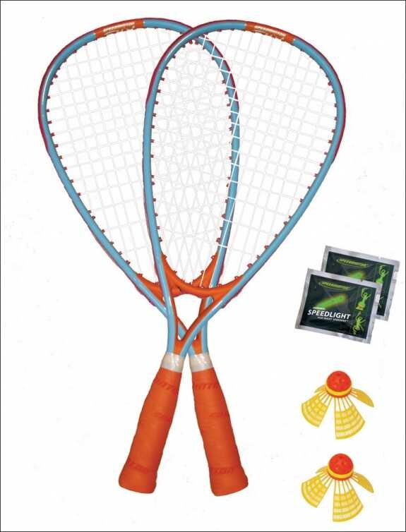 Zwei Tennis-Schläger, Bälle, Speedlight-Bälle und Packungen mit Tennisbällen.