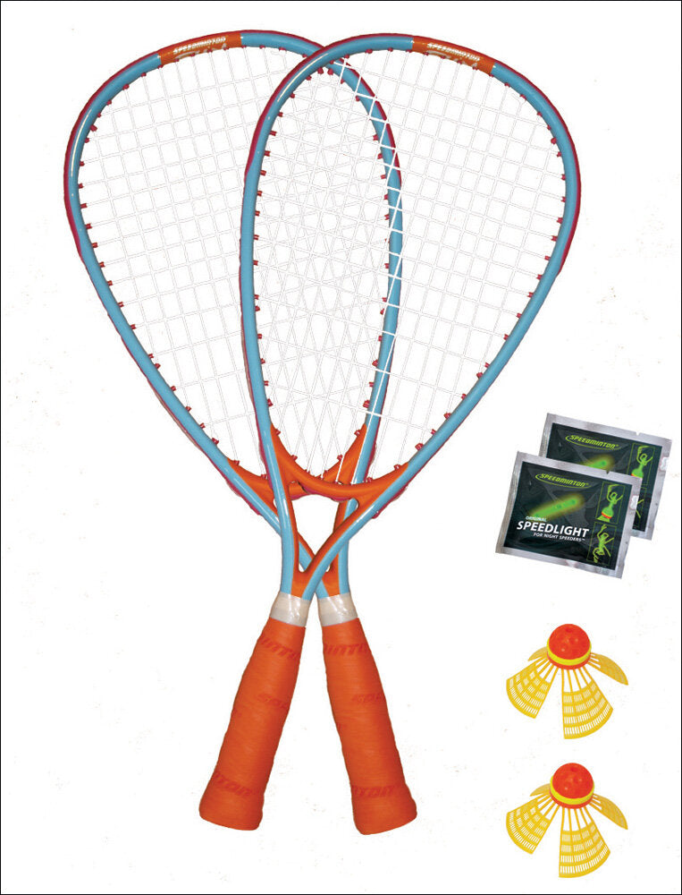 Zwei Tennis-Schläger, zwei Speedlight-Leuchtstäbe, zwei gelbe Zielscheiben.