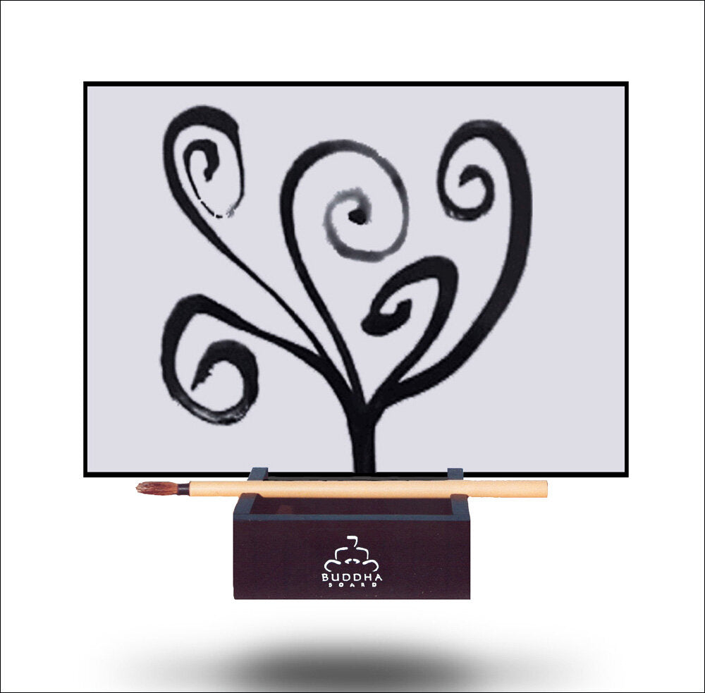 Schwarzes Mandala-Design auf einem weißen Brett, das auf einem schwarzen Stand mit Buddha-Logo steht.