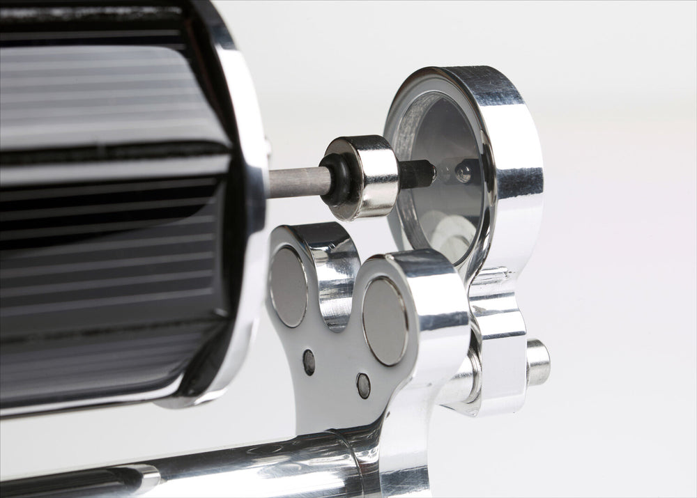 Detailaufnahme eines Motorblocks mit Zylinderkopf und Zylinder, aus Metall gefertigt, auf weißem Hintergrund.