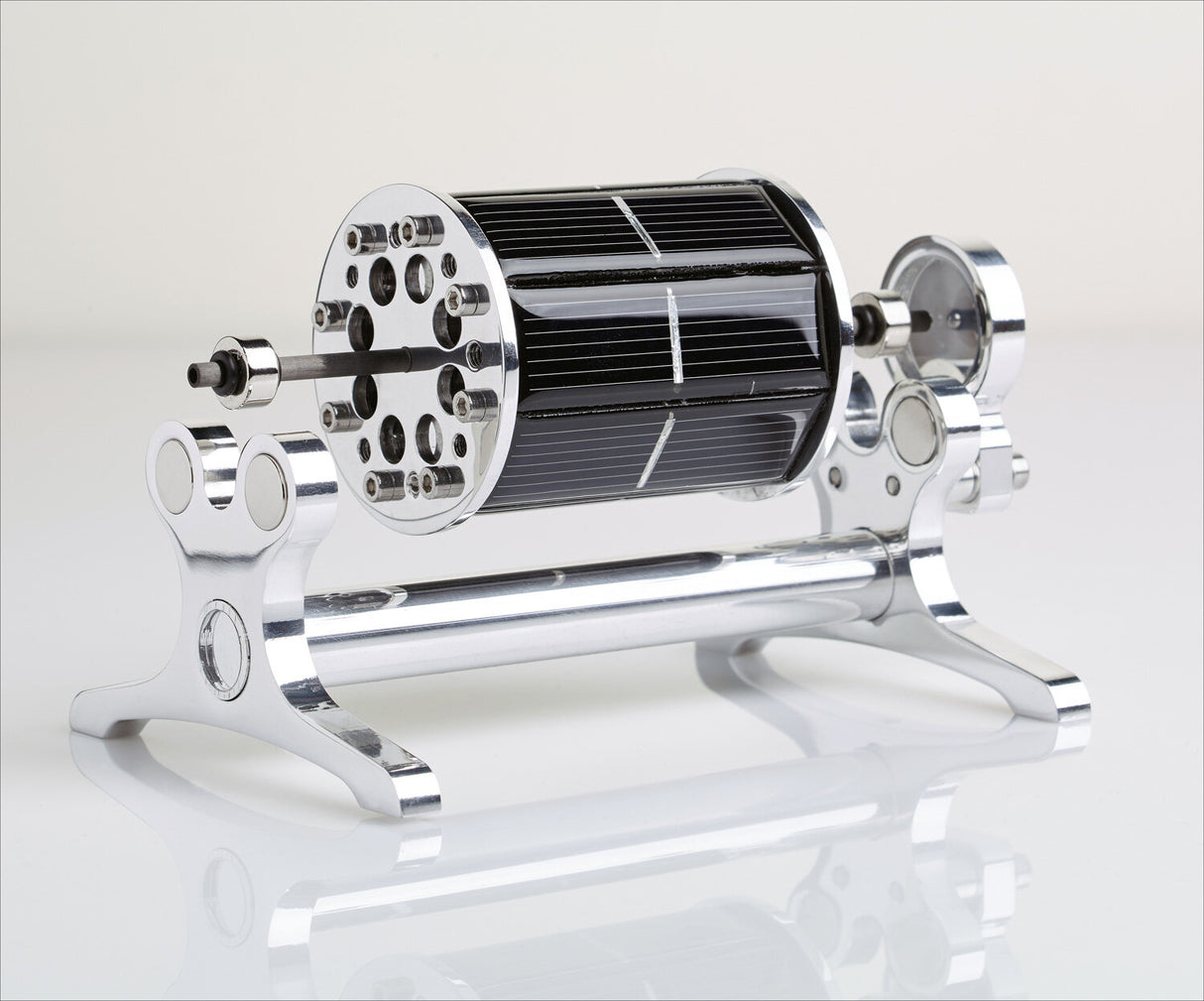 Kleines, futuristisches Fahrzeug mit Solarzellen, auf silbernem Rahmen liegend.