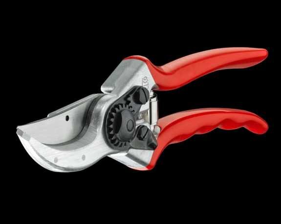 Obstschneider mit roten Griffen und Metallklinge vor schwarzem Hintergrund.