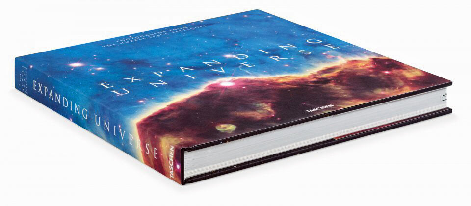 Buch mit Weltraum-Bild auf Cover, Titel "Expanding Universe" und Untertitel "Astronomie".