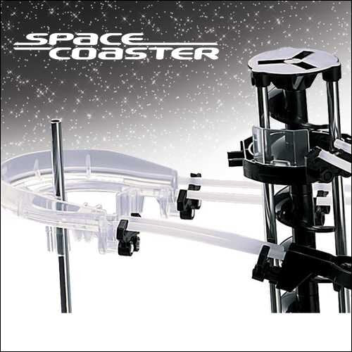 Modell eines Space Coasters mit transparenten und schwarzen Elementen, im Weltraum-Hintergrund mit Sternen.