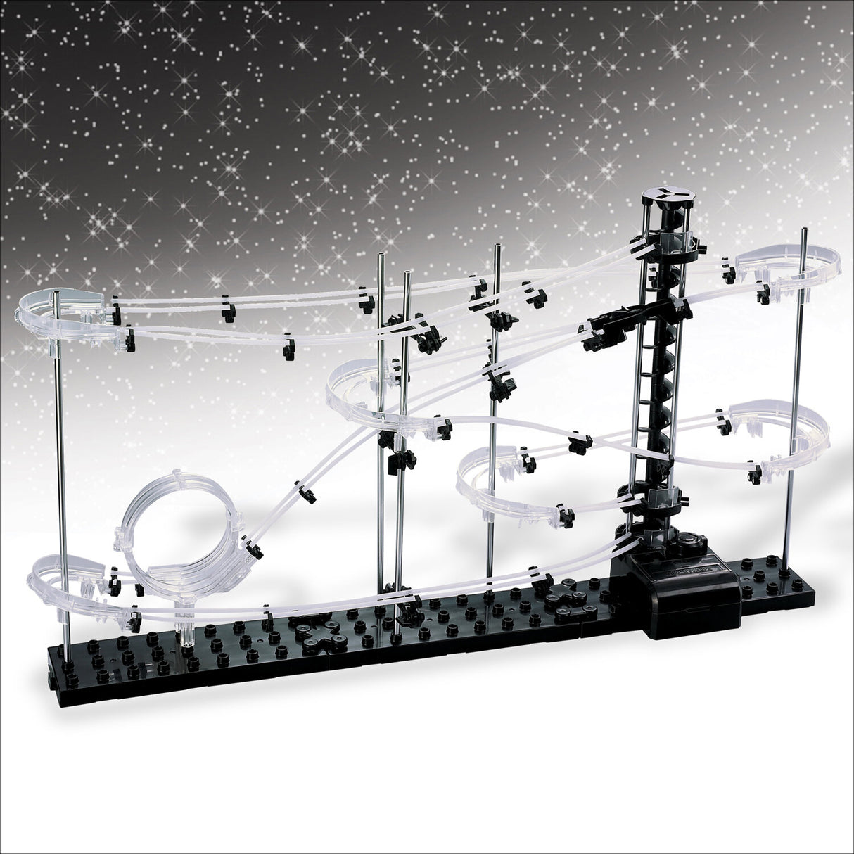 Lego-Modelleisenbahn mit Schienen, Steigungen und Kurven auf schwarzem Grund.