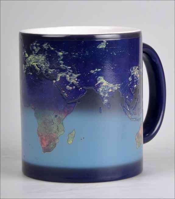 Tasse mit Weltkarte, dunkler blauer oberen Hälfte, hellblauer unteren Hälfte, zeigt Kontinente und Meere.