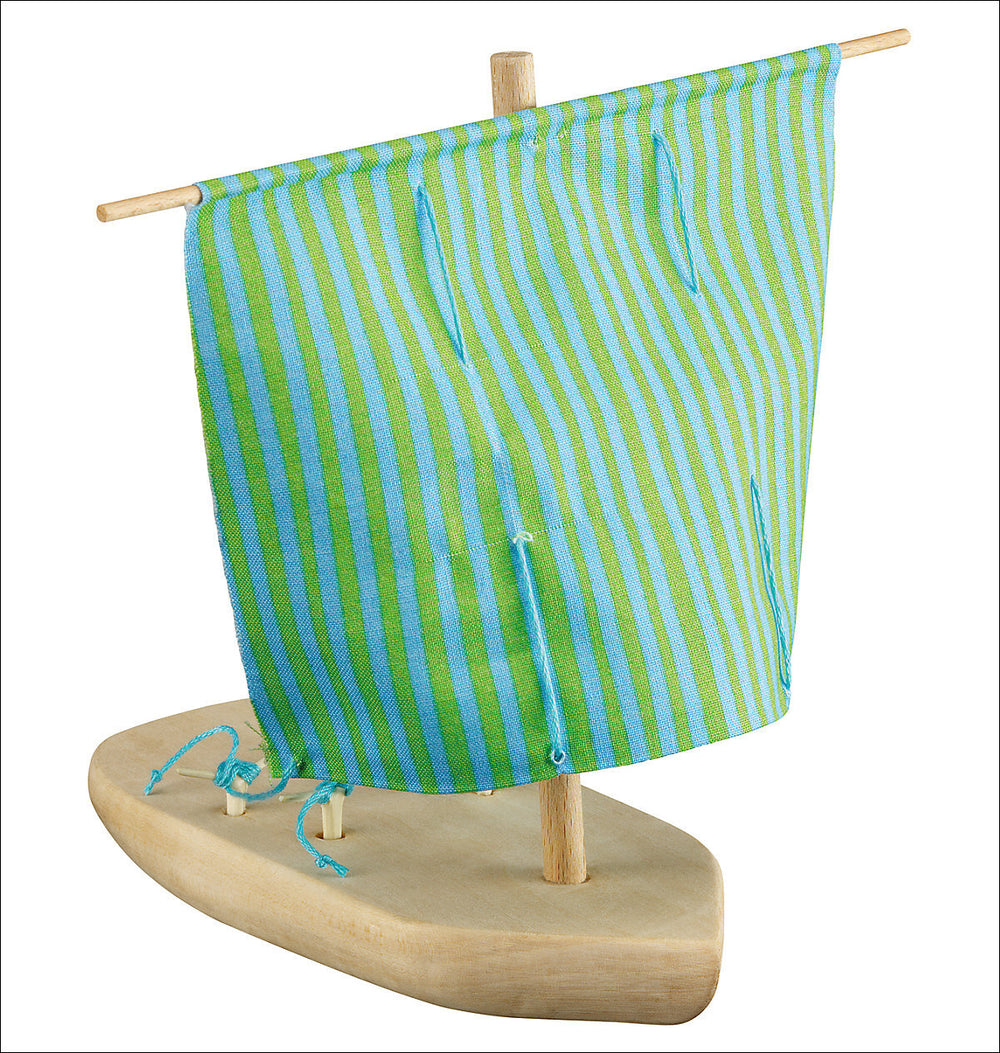 Holzboot mit grün-blau gestreitem Segel.