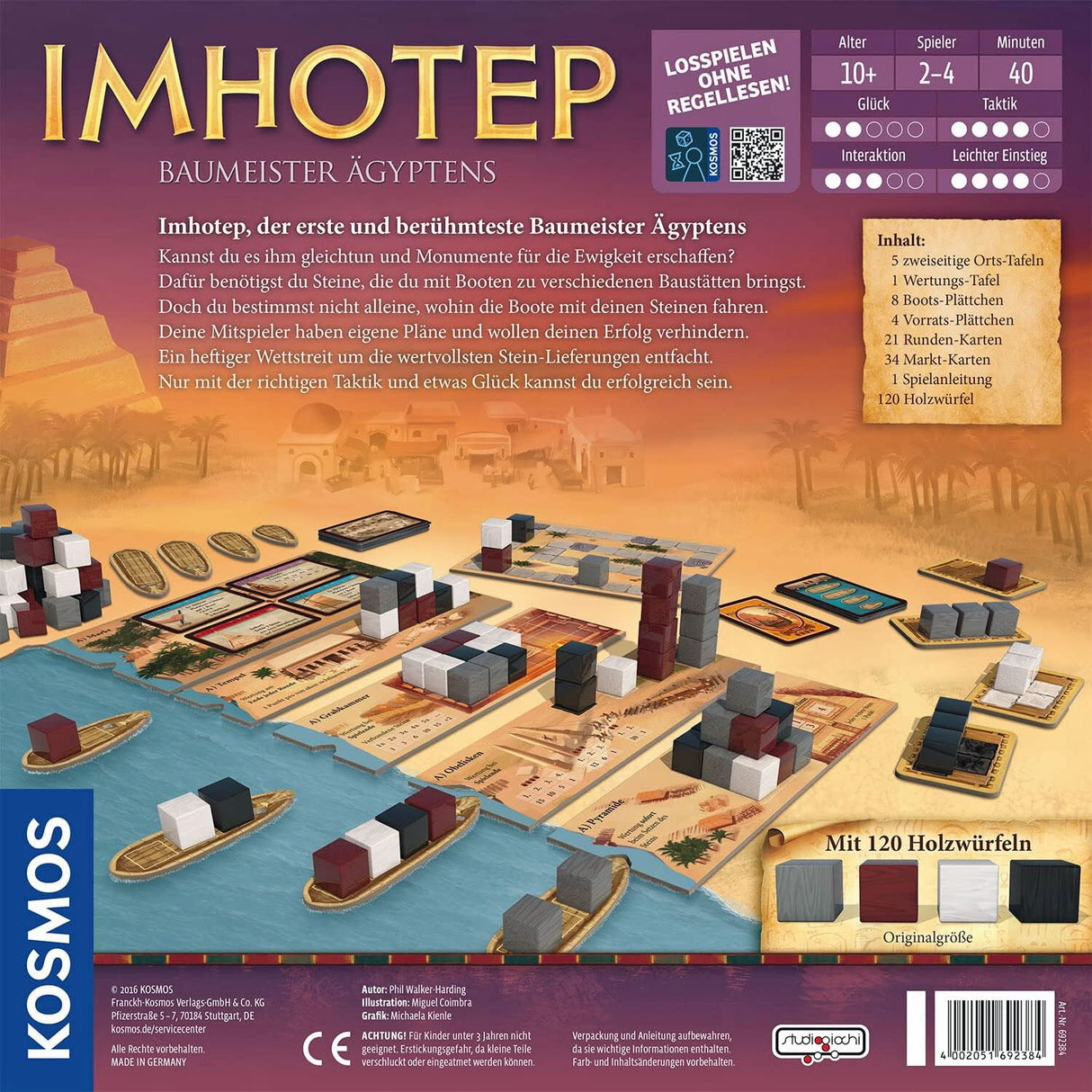 Spielbrett mit Karten, Holzwürfeln, Spielsteinen und Booten, thematischer Ägypten-Hintergrund.