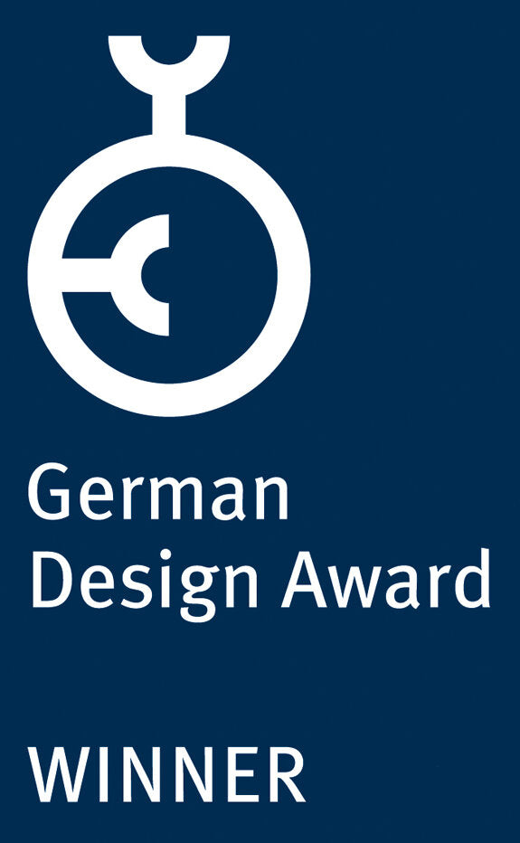 Logo des German Design Award, darunter die Worte "WINNER" auf dunkelblauem Hintergrund.