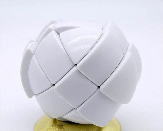 Ein weißer, unvollständig zusammengesetzter 3D-Puzzle-Kugel auf einem goldenen Sockel.