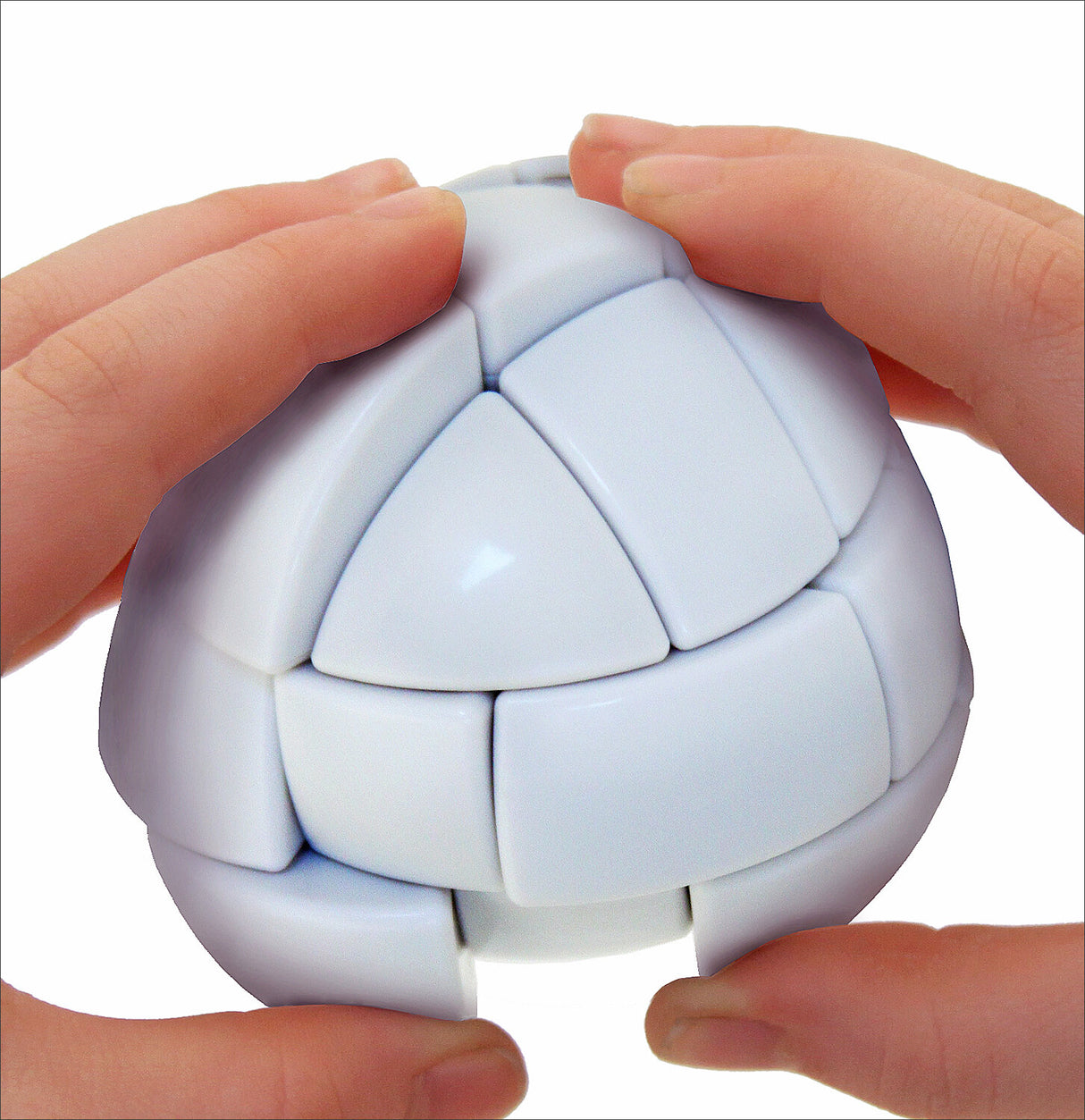 Nahaufnahme von Händen, die einen weißen, zerlegbaren Puzzle-Ball halten.