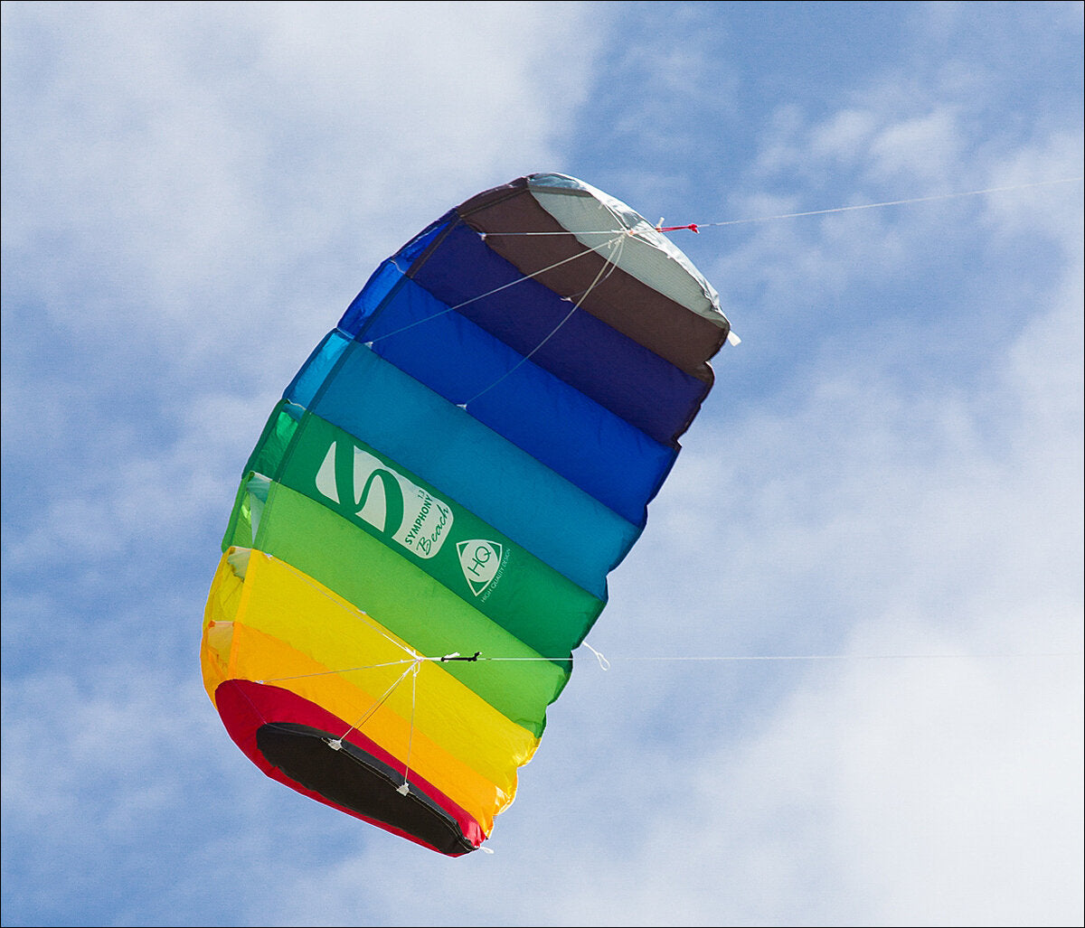 Bunter Kite fliegt am Himmel mit blauer Wolkenhintergrund.