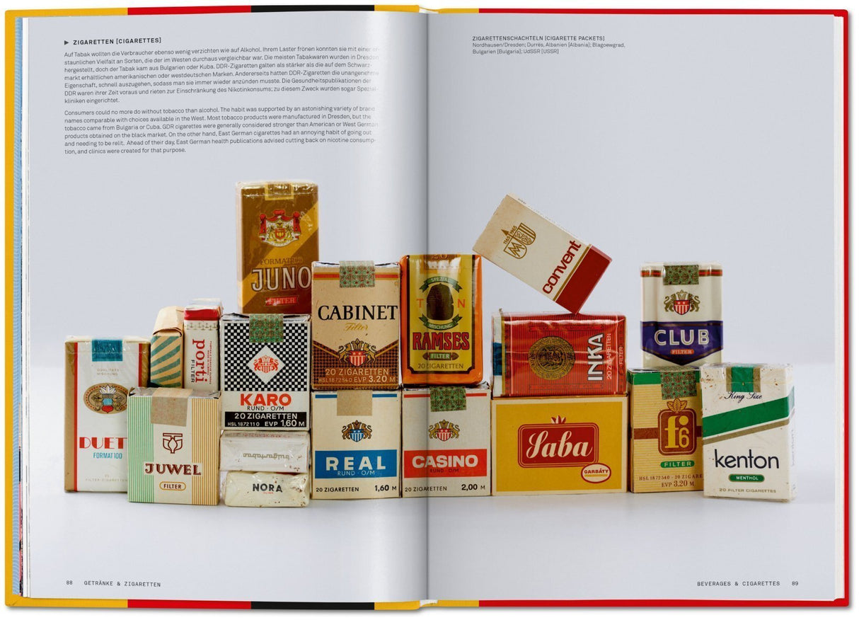 Verschiedene Zigarettenschachteln in unterschiedlichen Größen und Designs, auf einer weißen Oberfläche.