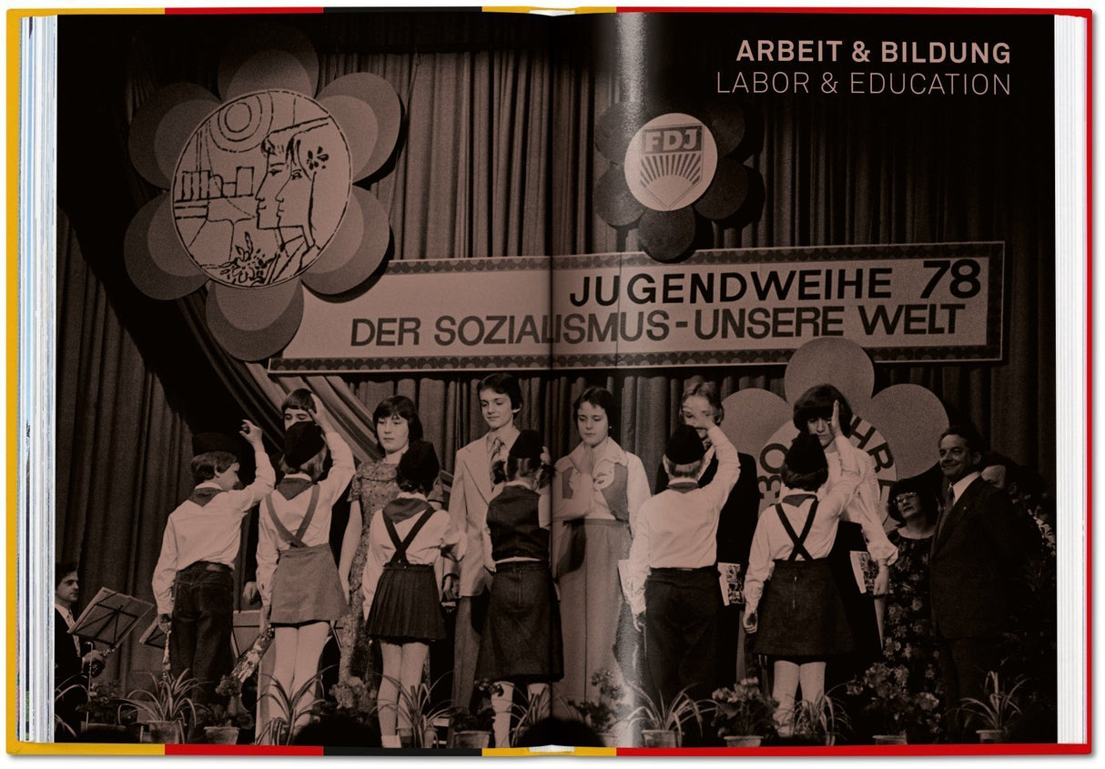 Jugendweihe 1978 bei einer Feier mit Jugendlichen auf der Bühne, Banner mit Text und Dekoration im Hintergrund.