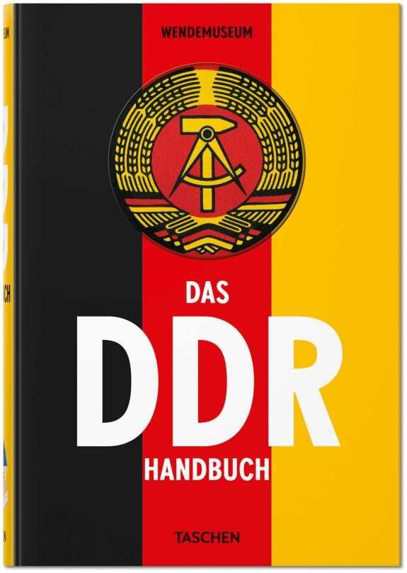 Buchcover mit schwarz-rot-gelber Farbgestaltung, Emblem und Text "Das DDR Handbuch" von Taschen.