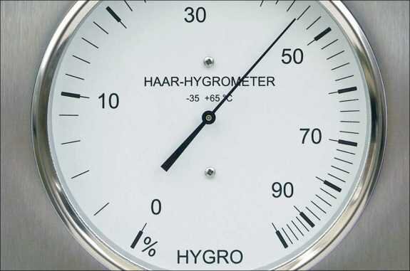 Haar-Hygrometer mit Zeiger bei etwa 15 %, zeigt Luftfeuchtigkeit an.