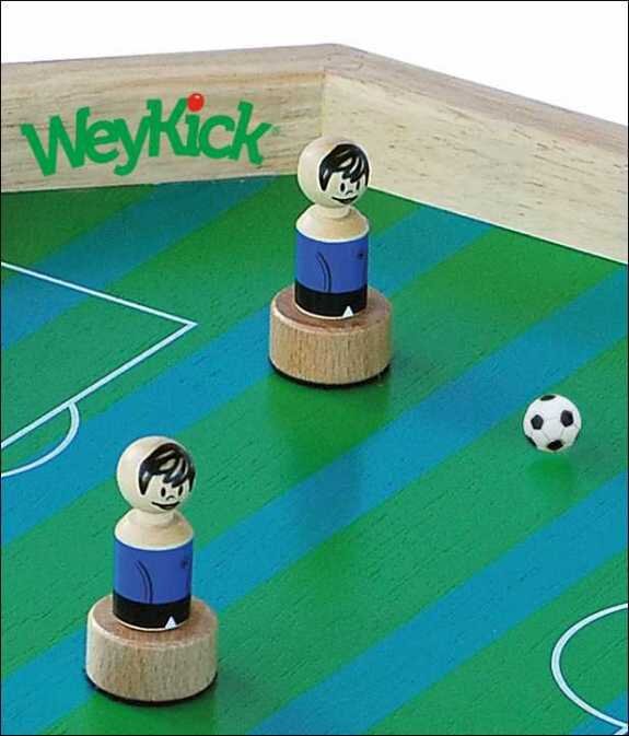 WeyKick-Figurinen auf einem Spielbrett, eine mit einem Fußball.