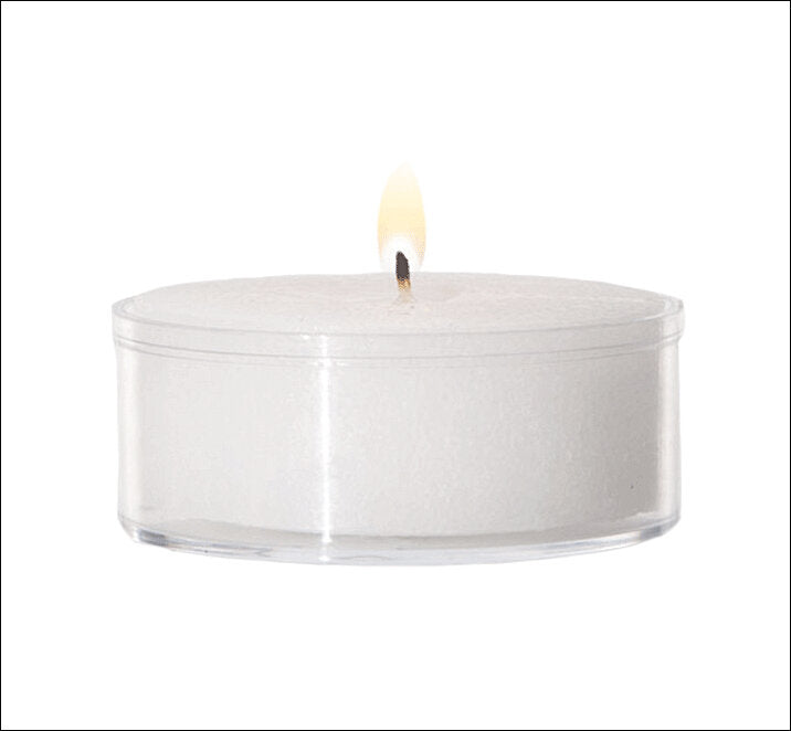 Weiße Kerze mit brennender Flamme vor weißem Hintergrund.