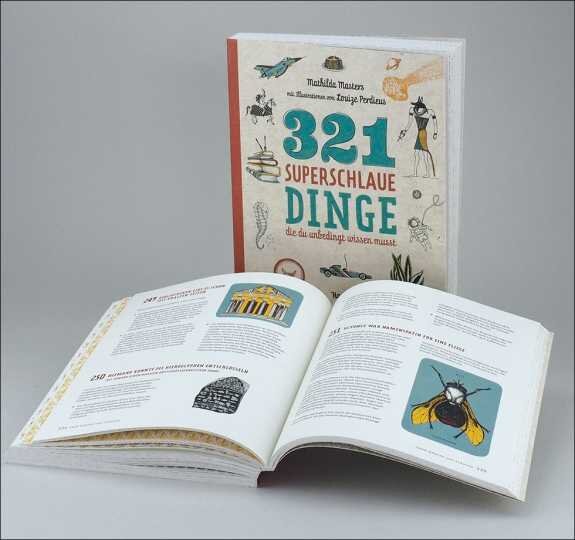 Buch mit dem Titel "321 Superschlaue Dinge" steht hinter einem offenen Buch mit Text und Illustrationen auf weißen Oberflächen.