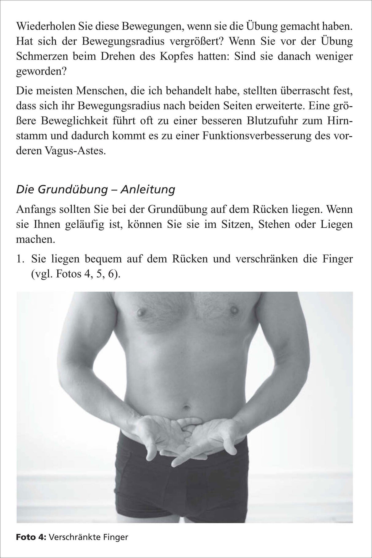 Ein Mann liegt auf dem Rücken, verschränkt die Finger vor dem Unterbauch.