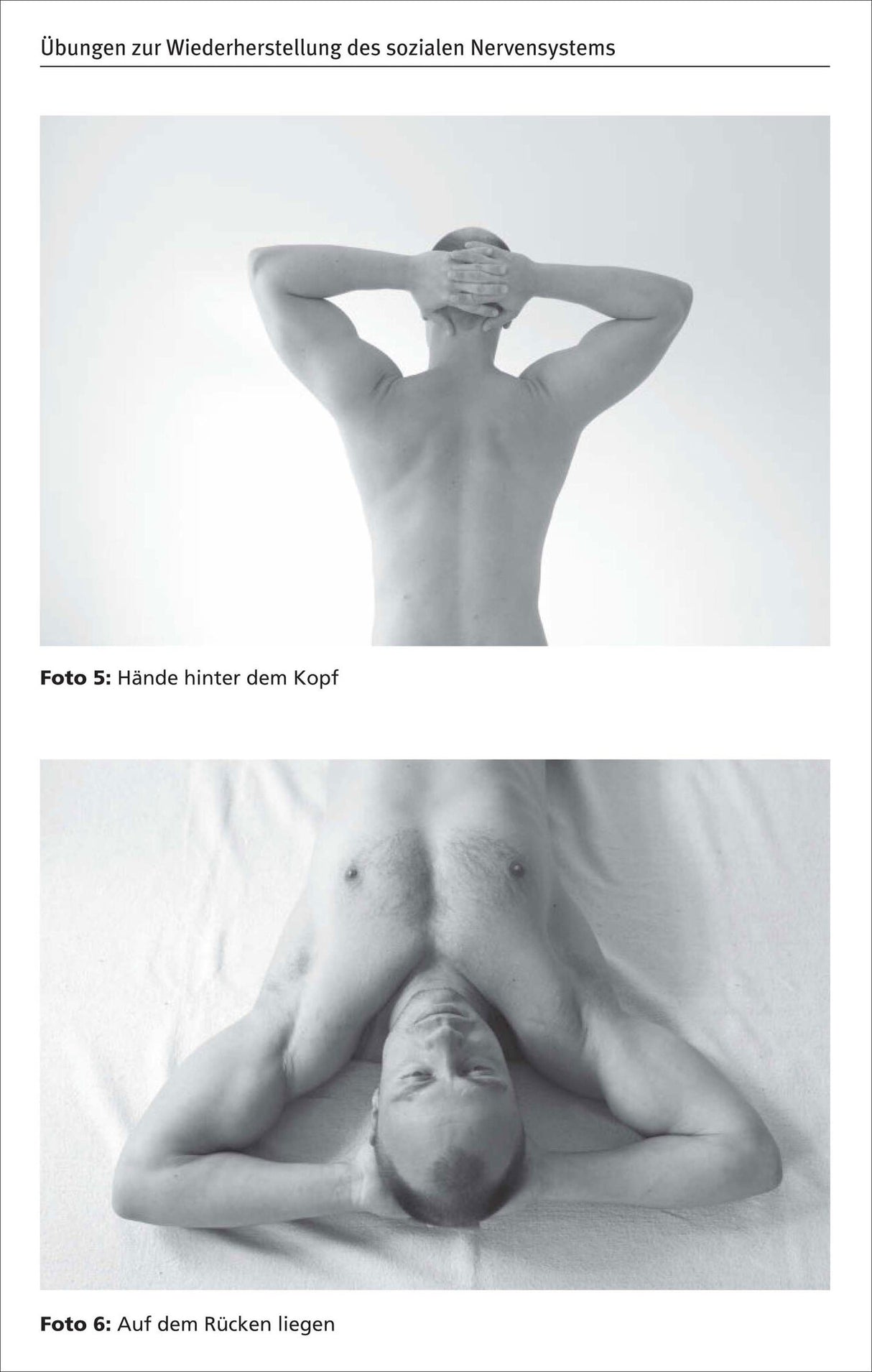 Zwei Männer, einer mit Händen hinter dem Kopf, der andere liegt auf dem Rücken, beide nackt.