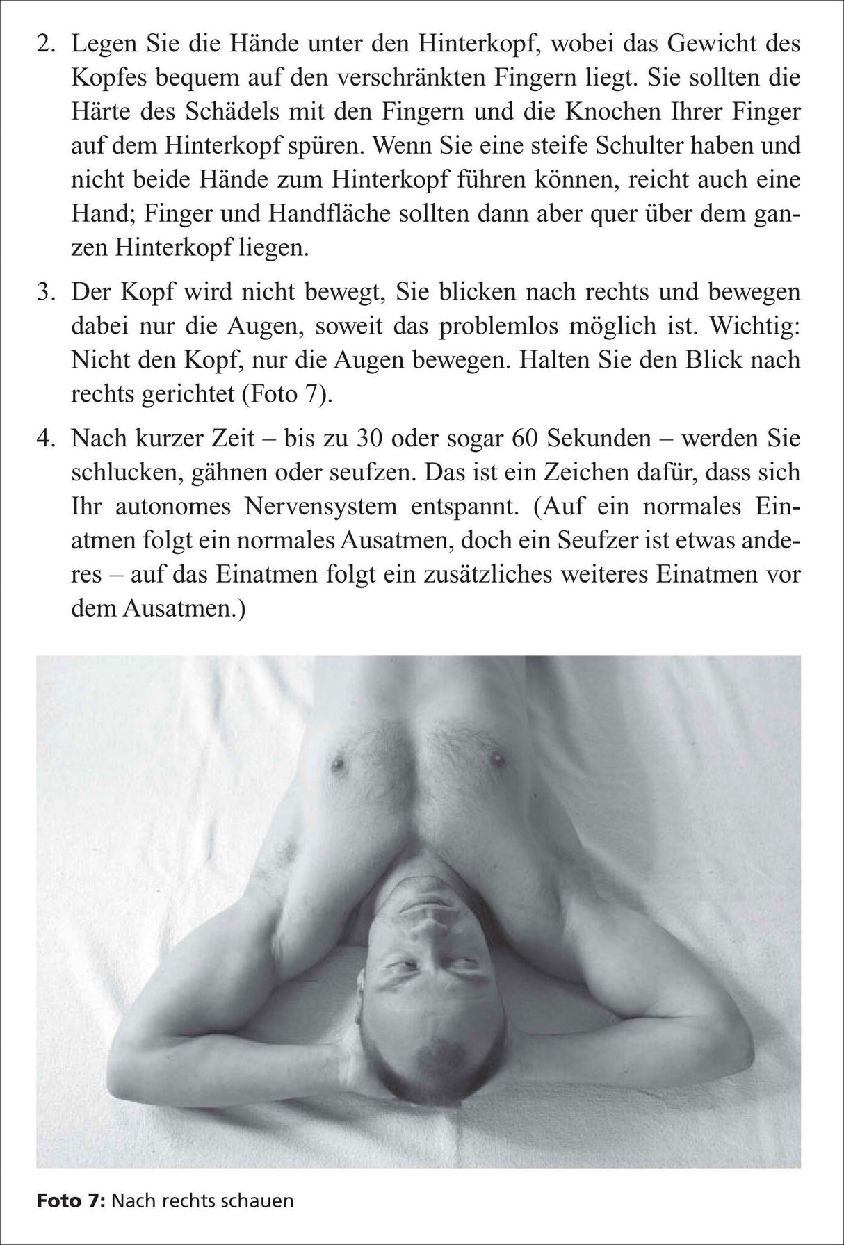 Ein nackter Mann liegt auf dem Rücken, mit den Händen hinter dem Kopf, Blick nach rechts, auf weißem Bett.