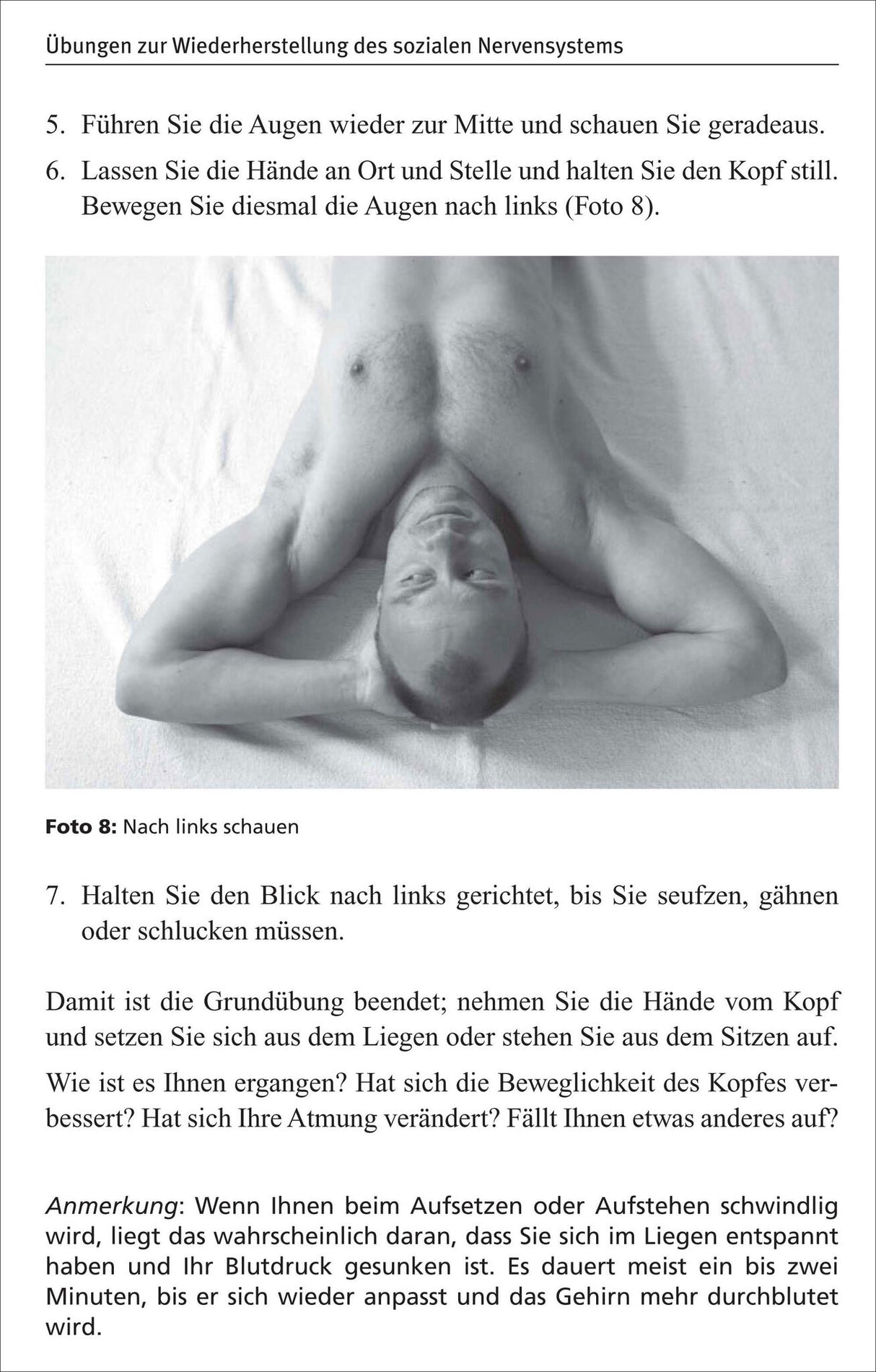 Mann liegt nackt auf Rücken, Blick nach links, Hände hinter Kopf, auf weißem Bett.