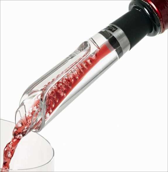 Ein Glas wird mit Rotwein aus einer Flasche gefüllt.